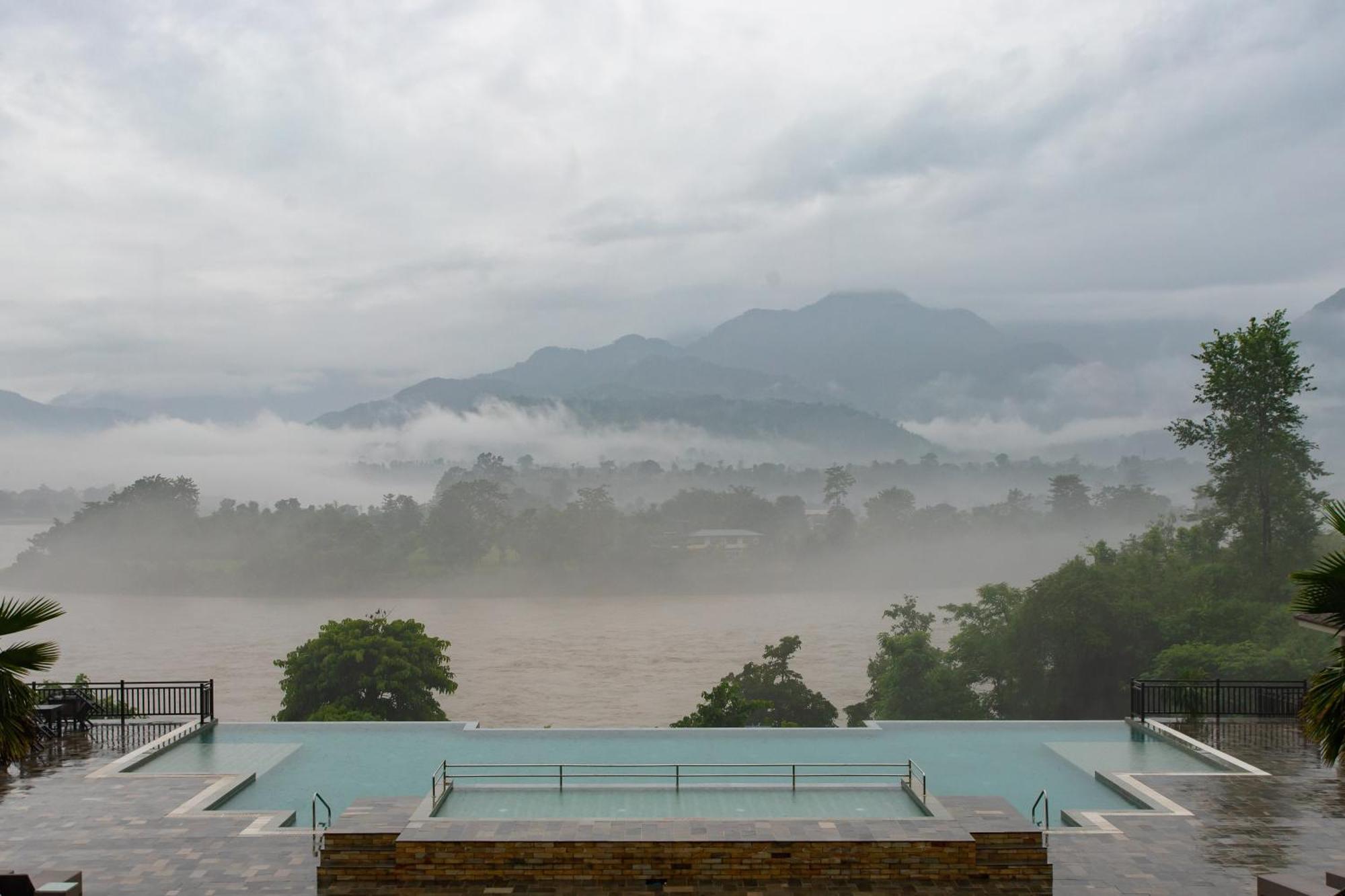 Regenta Resort & Spa By Riverside, 奇旺 外观 照片