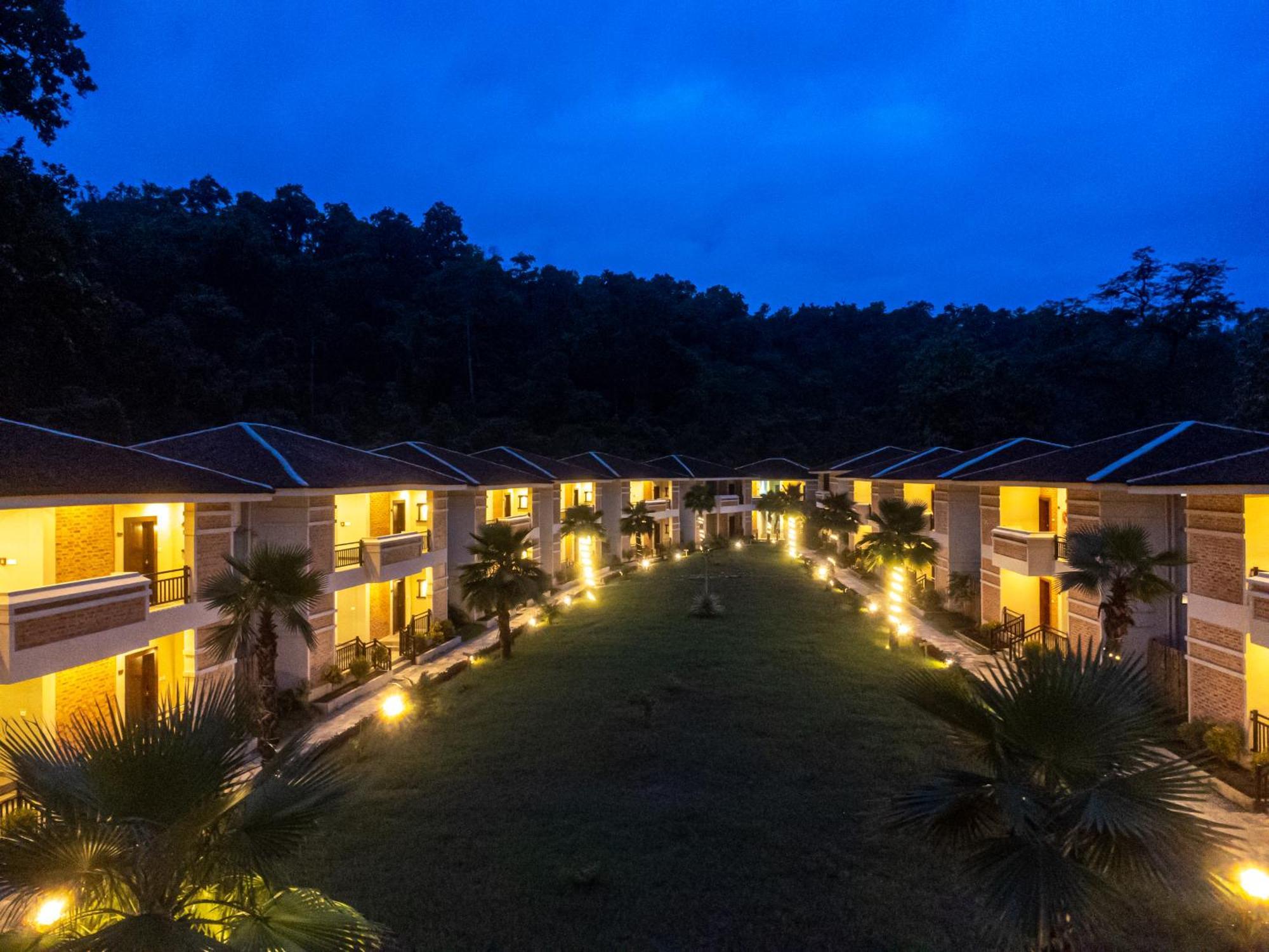 Regenta Resort & Spa By Riverside, 奇旺 外观 照片