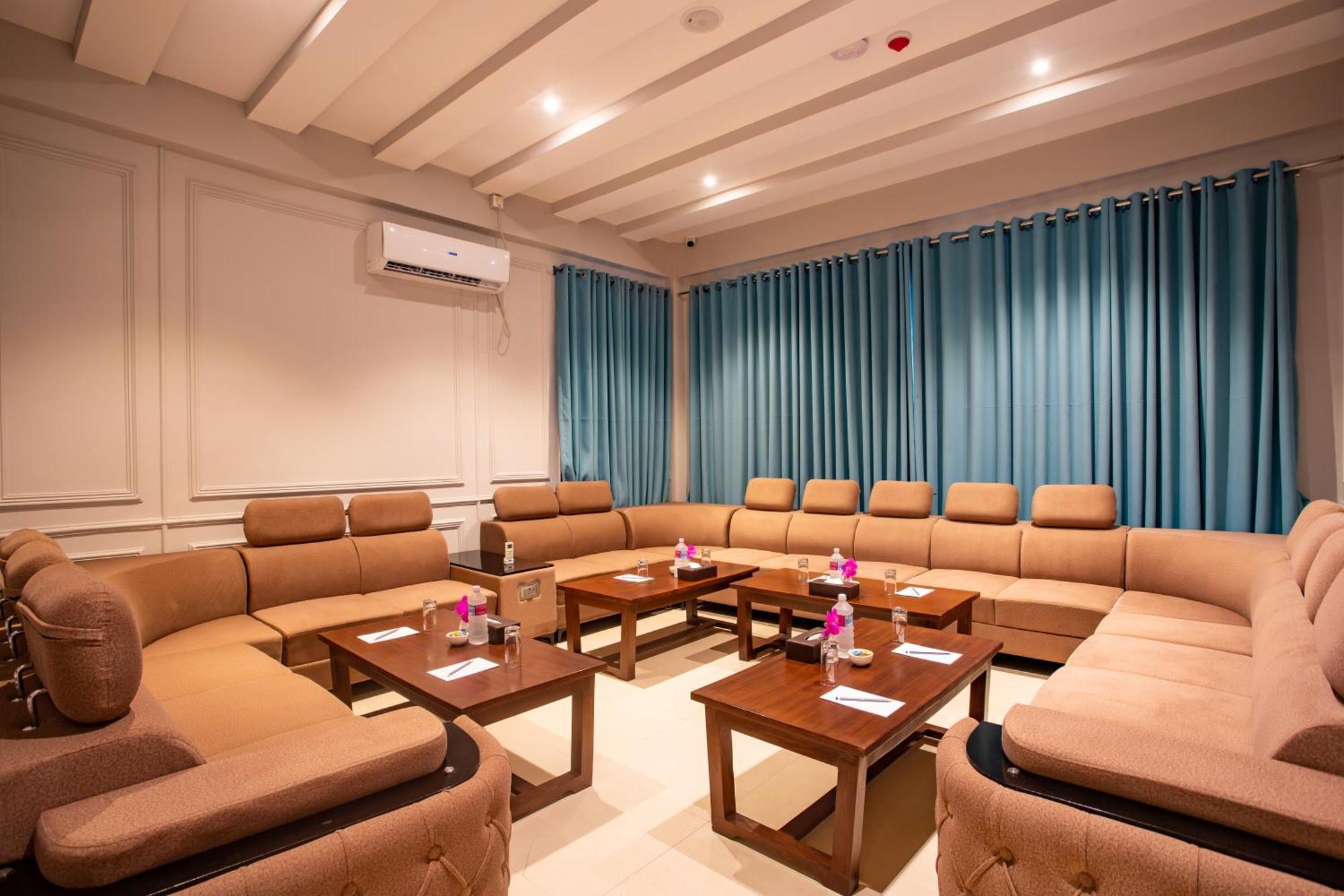 Regenta Resort & Spa By Riverside, 奇旺 外观 照片