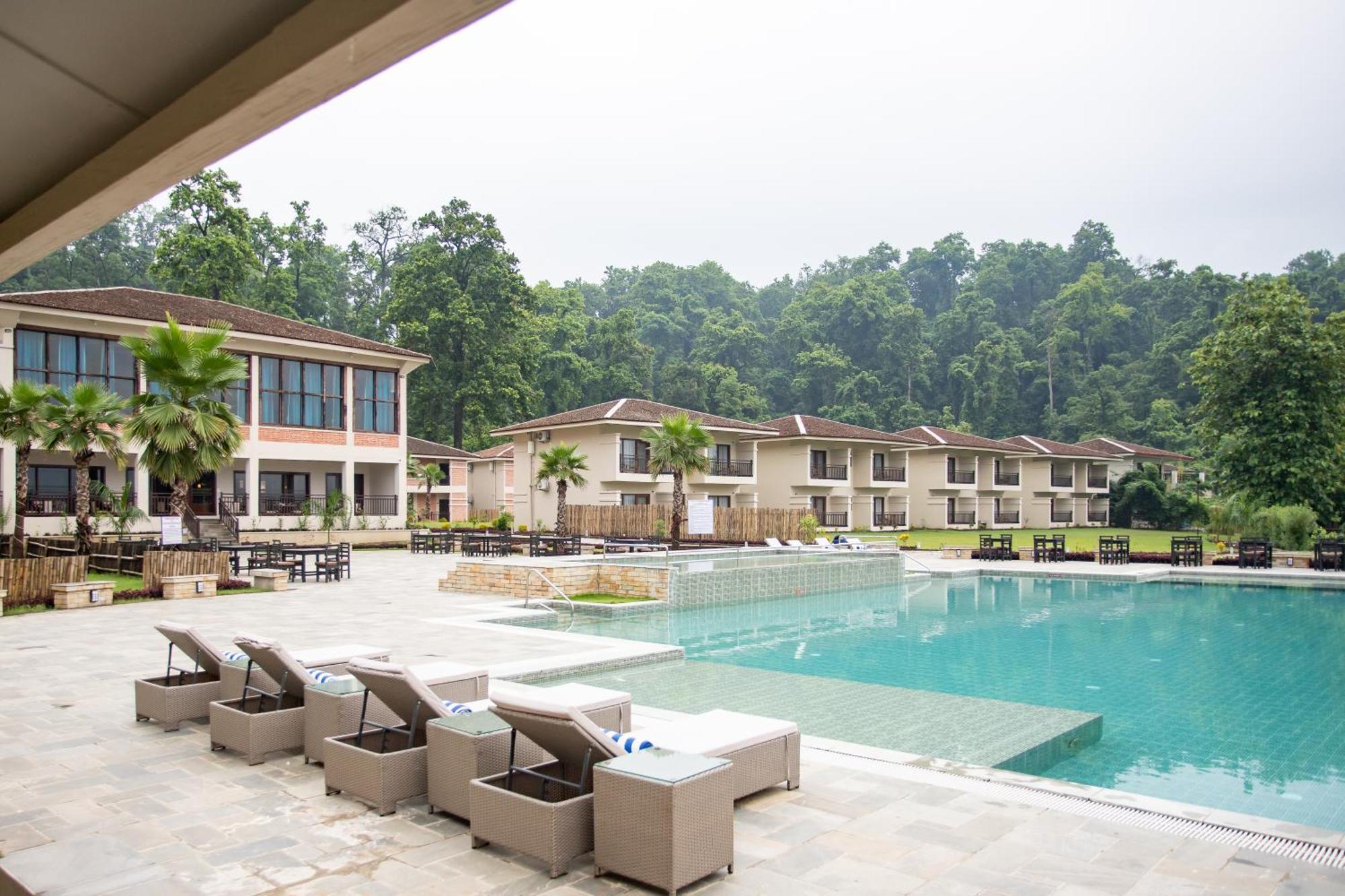 Regenta Resort & Spa By Riverside, 奇旺 外观 照片