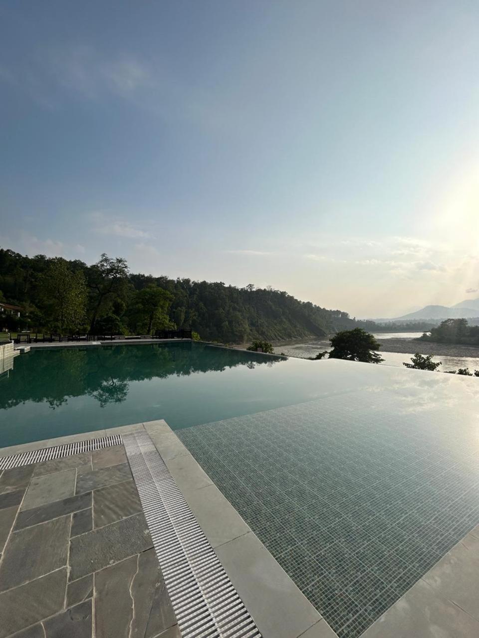 Regenta Resort & Spa By Riverside, 奇旺 外观 照片