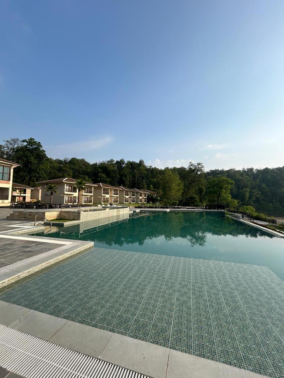 Regenta Resort & Spa By Riverside, 奇旺 外观 照片
