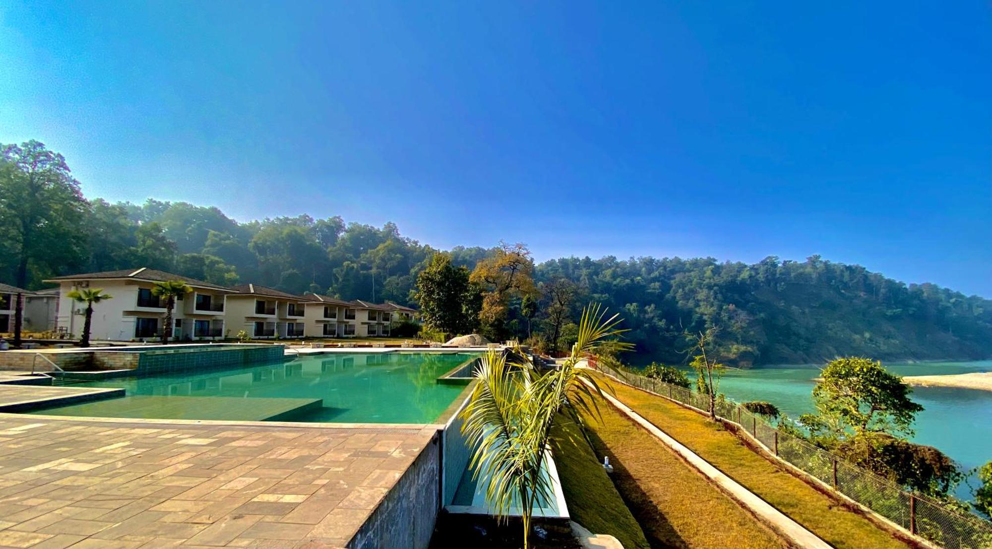 Regenta Resort & Spa By Riverside, 奇旺 外观 照片