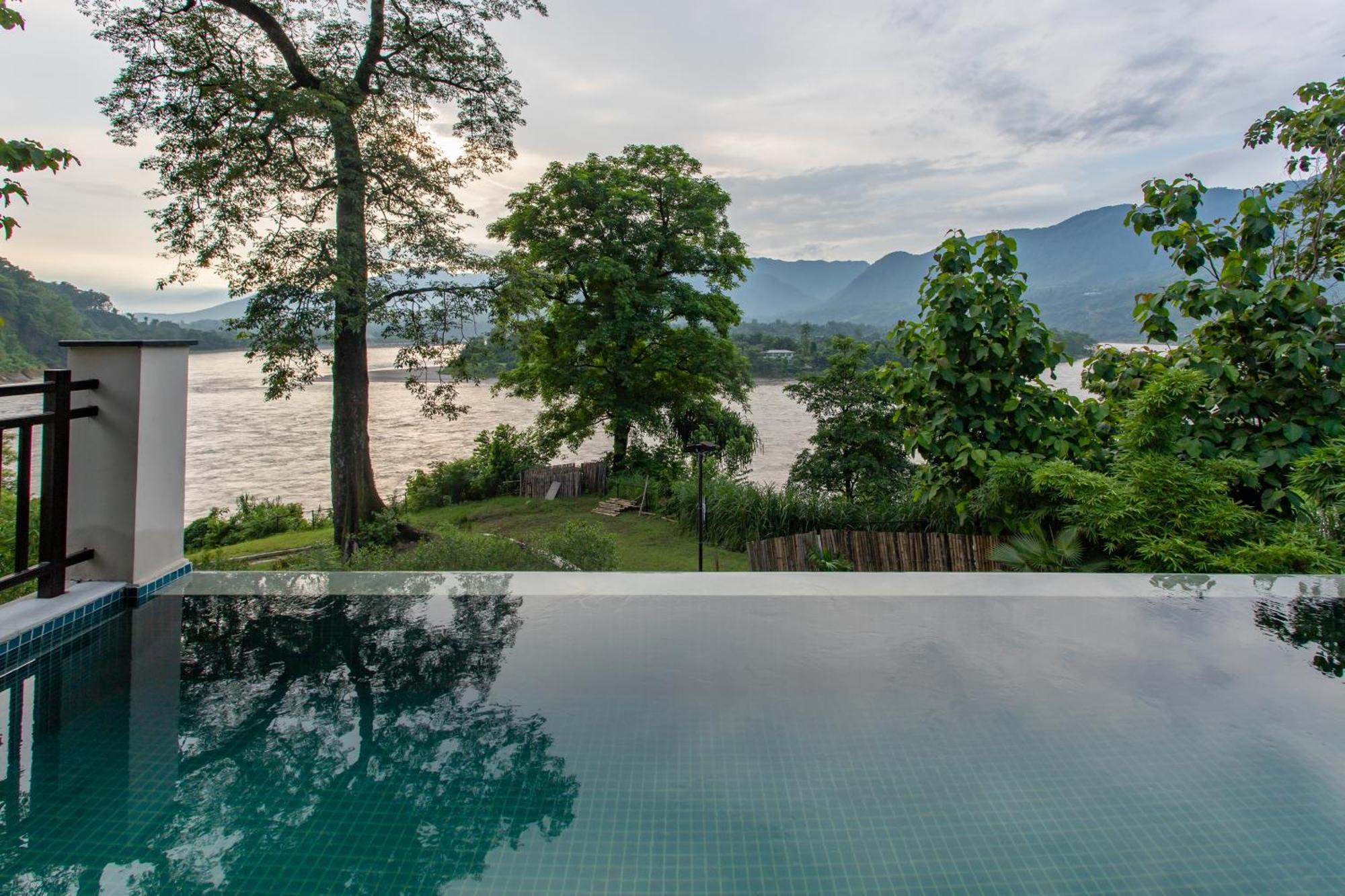 Regenta Resort & Spa By Riverside, 奇旺 外观 照片