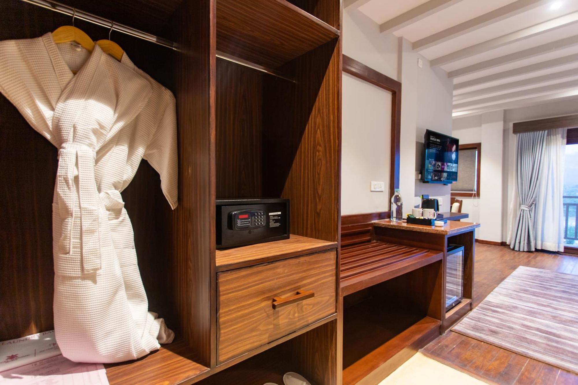 Regenta Resort & Spa By Riverside, 奇旺 外观 照片