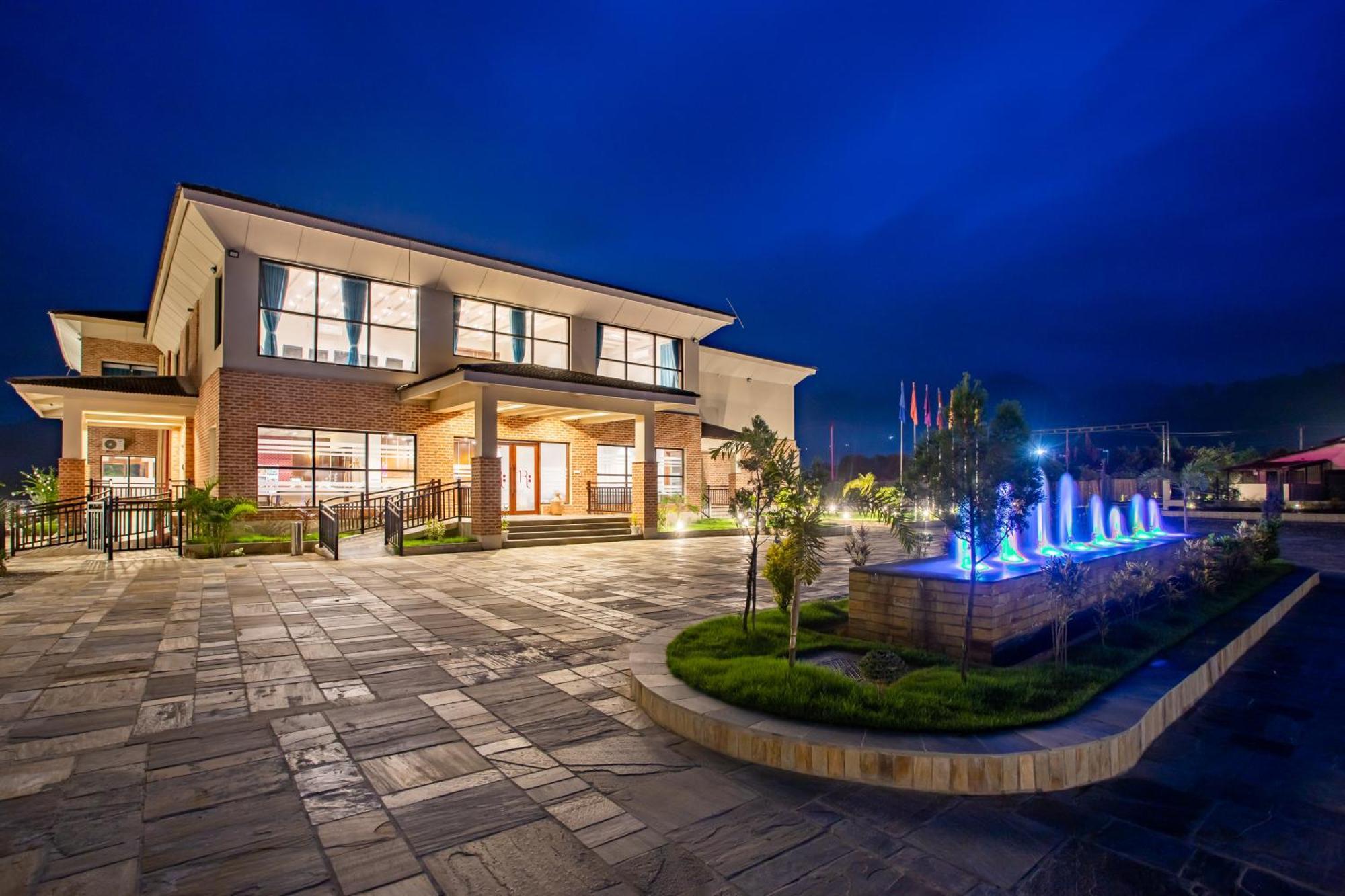 Regenta Resort & Spa By Riverside, 奇旺 外观 照片
