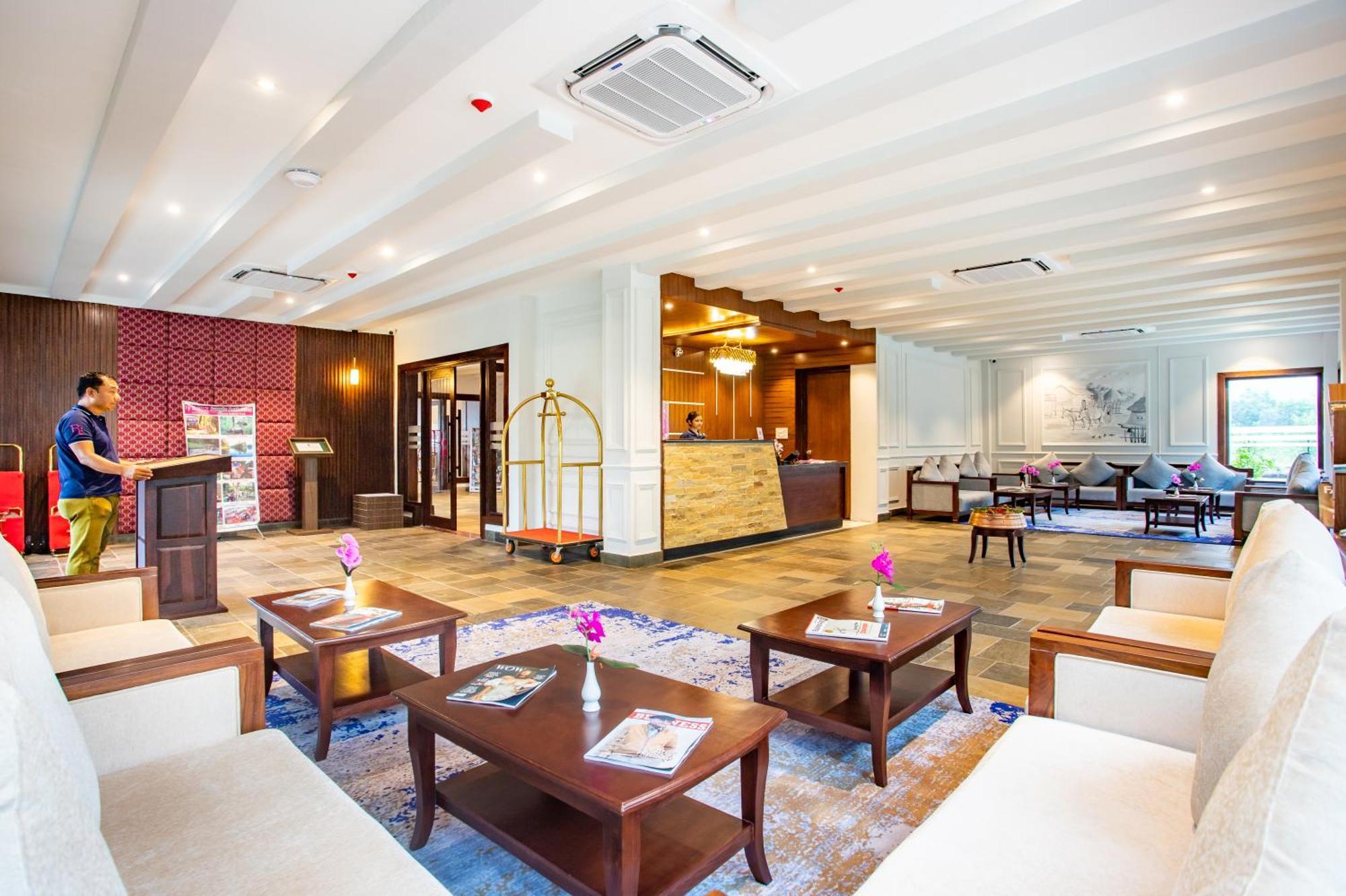 Regenta Resort & Spa By Riverside, 奇旺 外观 照片