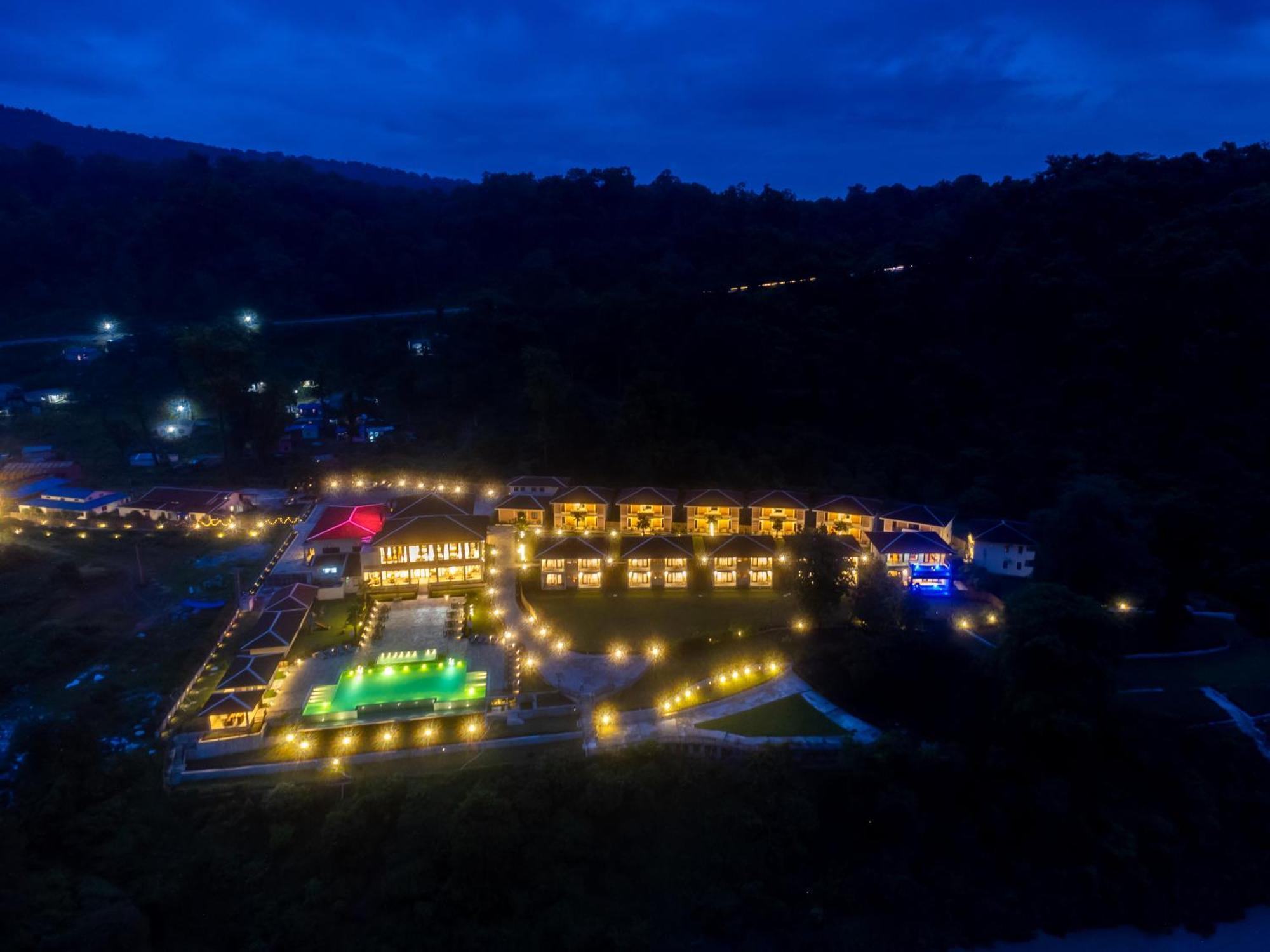 Regenta Resort & Spa By Riverside, 奇旺 外观 照片