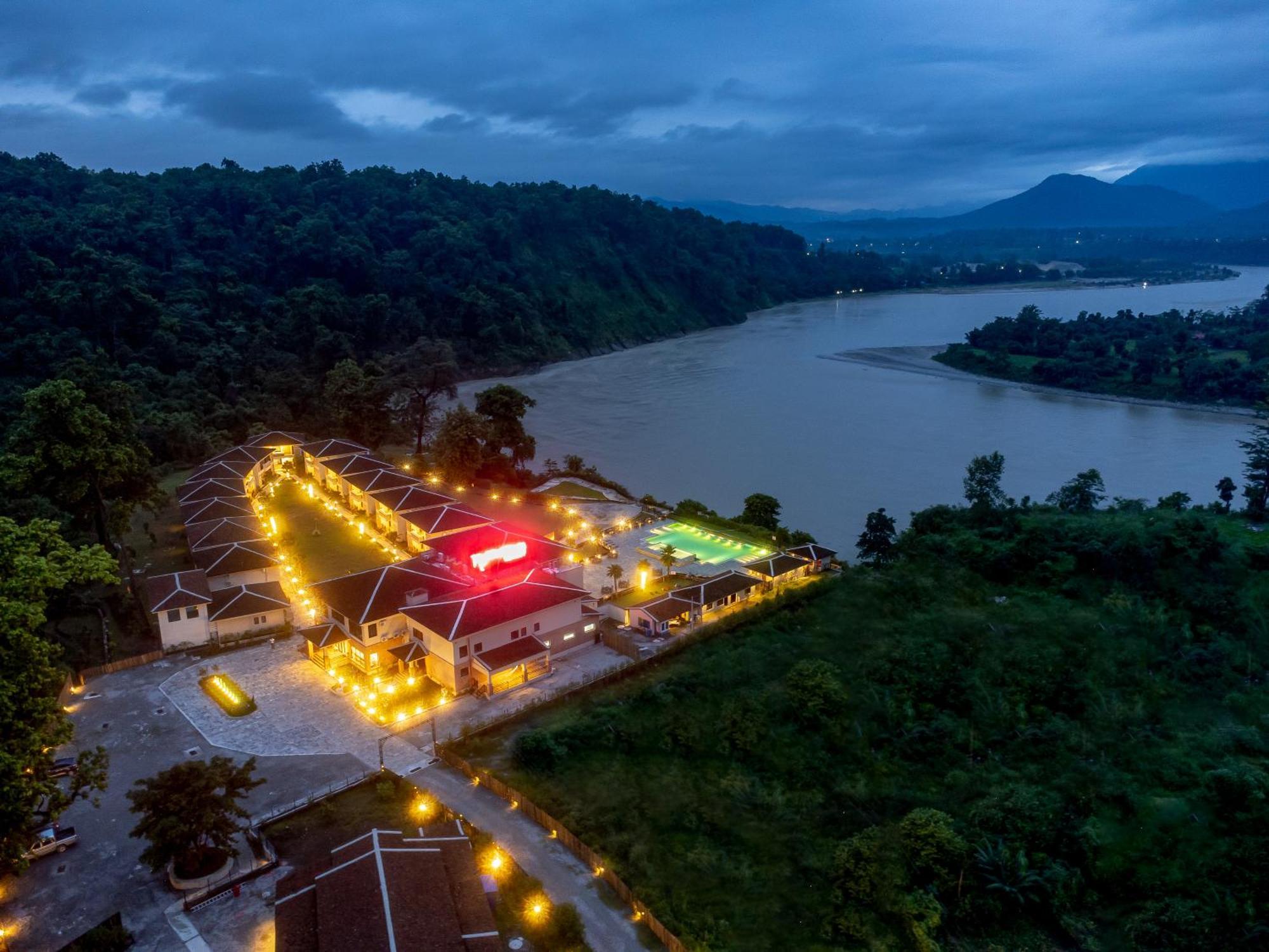 Regenta Resort & Spa By Riverside, 奇旺 外观 照片